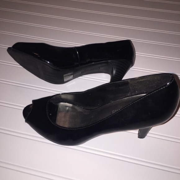 Predictions Patent Leather Peep Toe Heels Black 7 - Picture 4 of 7